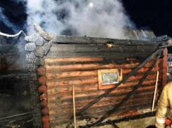 В Среднеахтубинском районе ночью вспыхнула баня