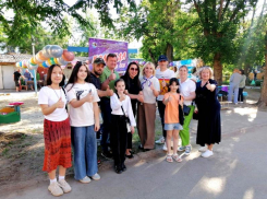 «Сосед ближе родственника»: Глава Волжского вместе с жителями отпраздновал День соседей 