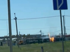 В Волжском горит заправка с метаном: видео