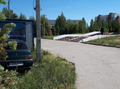 Автохам «сидит в засаде» у памятника афганцам в Волжском