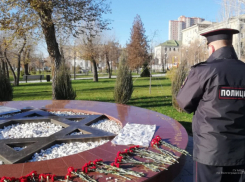 В центре Волгограда неизвестные испортили памятник