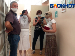 Скандалы, интриги: чиновница устроила конфликт во время проверки библиотеки в Волжском