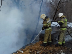 Пожар в Волжском: огнеборцы час тушили жилой дом на Металлурге