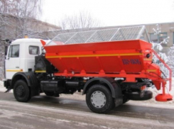 На дорогах Волжского из-за снегопада запустили 4 пескоразбрасывающие машины