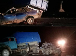 «Девятка» превратилась в кусок металла: двое пострадали в жутком ДТП под Волгоградом