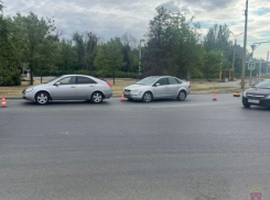 2 иномарки не разъехались в Волжском: есть пострадавшие