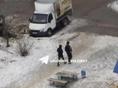 Полиция проводит проверку по факту стрельбы у детской площадки в Волжском