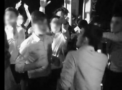 Диджей на вечеринке выпускников в Волжском обозвал школьников пьяницами