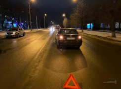 Мужчина попал под колеса авто, перебегая дорогу в Волжском