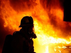 Неизвестные подожгли здание на улице Пушкина в Волжском