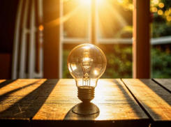 Придется сидеть без электроэнергии: плановые отключения света в Волжском