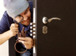 В Волжском 41-летний рецидивист вытащил из дома молодого соседа всю технику