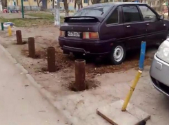 Железными столбами наказали волжане автохамов, погубивших зеленую зону во дворе 