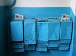 Почтовые ящики в жилом доме разваливаются по частям в Волжском