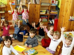 В Волгоградской области многодетным семьям могут вернуть льготы за детсад