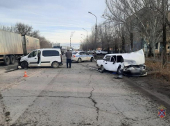 В Волжском у городской больницы №2 столкнулись два автомобиля