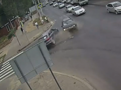 В Волгограде из-за столкновения внедорожников пострадали два человека: видео 