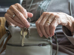 Пожилых волгоградцев не хотят пускать на улицу: губернатор продлил режим самоизоляции