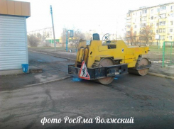 Волжане наконец-то дождались ремонта разбитой дороги к «Русинке»