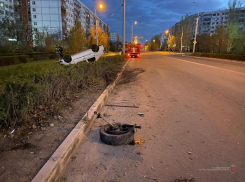 В Волжском водитель не справился с управлением: машина перевернулась на крышу