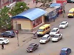 Дорожный конфликт: в Волжском подрались водитель маршрутки и пешеход