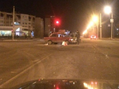 Водители легковушек столкнулись на перекрестке в Волжском