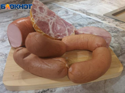 Сальмонеллу и листерию нашли в колбасе и сосисках популярных в Волжском марок