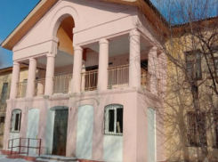Здание, наводившее страх на алкоголиков, стало их пристанищем