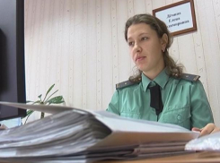 Должник по алиментам решил отказаться от усыновленного ребенка в Волжском