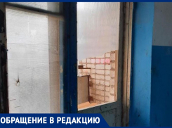 Разбитые стекла, грязь, облезлые стены: волжане жалуются на ужасное состояние подъезда