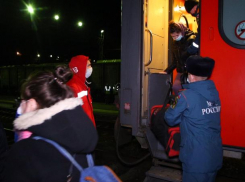 Глава города Волжского лично встретил беженцев из ДНР и ЛНР: видео