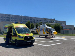 «Скорая» в небе над Волжским: облздрав поделился количеством эвакуированных санитарным вертолетом за год