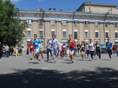 500 жителей Волжского поучаствовали в благотворительном забеге «Я помог ребенку!»