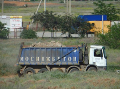 Ремонтные отходы сбрасываются между жилых улиц города