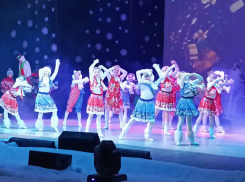 Новогоднее чудо для маленьких волжан: в Волжском прошли «депутатские ёлки»