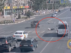 Велосипедистка выехала под колеса внедорожника на красный: видео из Волжского