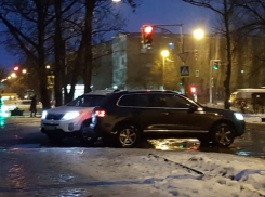 Внедорожники столкнулись на выезде со двора в Волжском