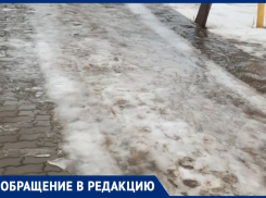 «Как на катке», - жительница Волжского о состоянии двора