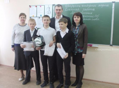 Мальчишкам из Волжского, устроившим субботник во дворе, подарили мяч и поход на аттракционы
