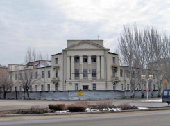 Горевший дом на въезде в Волжский восстановят к середине 2017 года