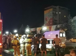 Неудачный дрифт: автомобиль залетел на клумбу в центре города