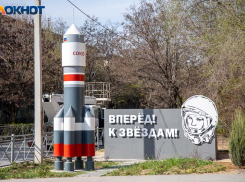 Бомжей выселили, стелу покрасили: в Волжском привели в порядок ракету ко Дню космонавтики