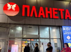 Магазин одежды загорелся в ТРЦ «ПланетаЛето» Волжского