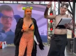 Большинство волжан шокировал наряд ведущего масштабного фестиваля ULTRA100