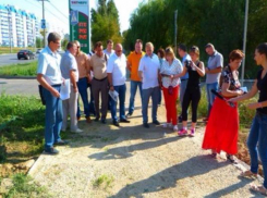 Тротуар в Волжском обещали восстановить за неделю