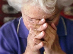 На юге Волгограда коммивояжер ограбил пенсионерку