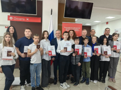 Торжественно вручили паспорта юным волжанам