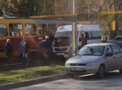 Странное ДТП произошло с маршруткой и трамвайными путями