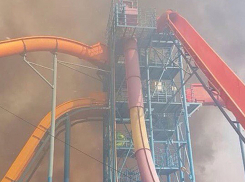 «Аквапарк в огне!», - люди задыхались от едкого дыма из-за сильного пожара у водного комплекса в Волжском 