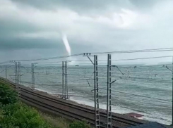 Волжанка сняла на видео смерч в Лазаревском с балкона своего номера в отеле